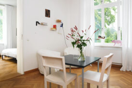 Blick über den Wohnraum in das Schlafzimmer.