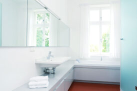 Großzügiges Bad mit Badewanne und Dusche.